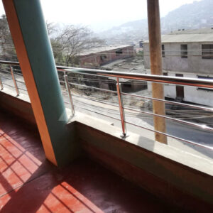 balcon de acero inoxidable con tres travesaños