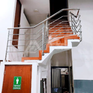 BARANDA DE ACERO INOXIDABLE CON TRAVESALES PARA ESPACIOS REDUCIDOS