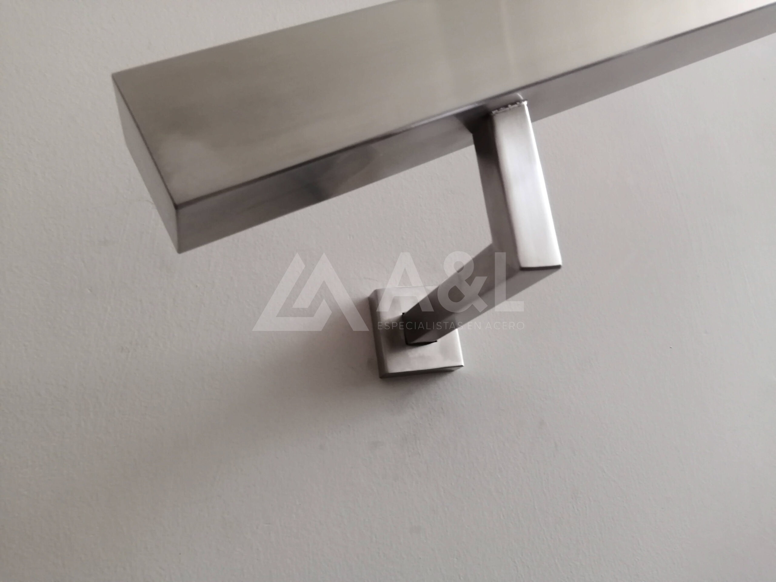 pasamano con tubo cuadrado hecho de acero inoxidable