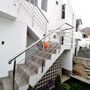 BARANDA DE ACERO INOXIDABLE CON TRAVESALES PARA PLAYA