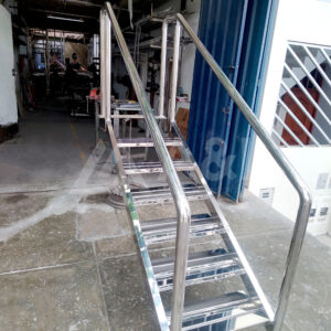 escalera para piscina hecha de acero inoxidable