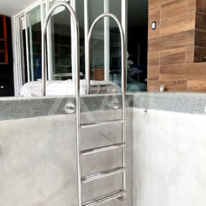 escalera para piscina hecha de acero inoxidable